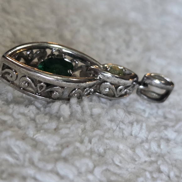 Elegant Silver Pendant with Green Gemstone - Picture 2 of 2